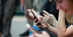 Studiu // Specialiștii bat alarma: Ce se întâmplă de fapt, dacă petreci zilnic 17 minute pe telefon timp de 10 ani